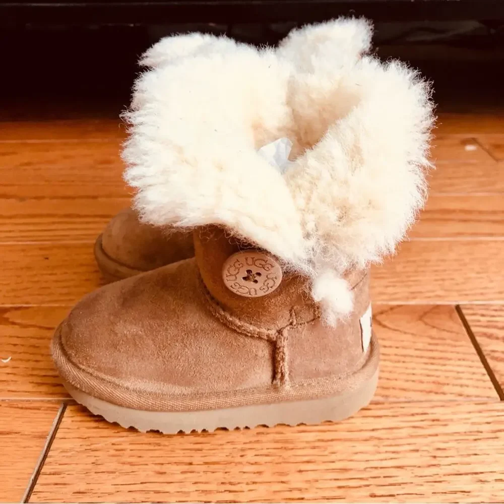 UGG Unisex-Child T Bailey Button II Tan Sheepskin Boots Wool Trim Girl’s Size 6